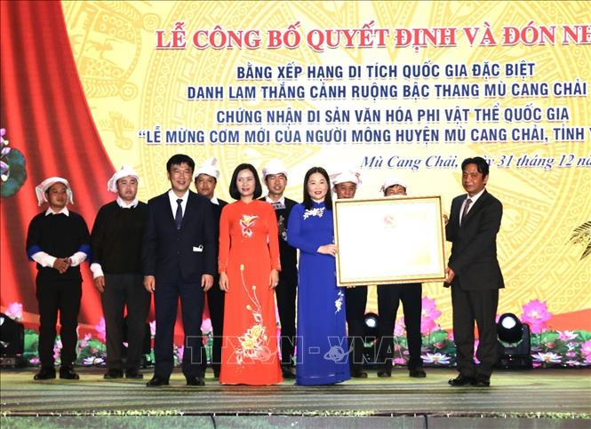 Ông Hoàng Đạo Cương, Thứ trưởng Bộ Văn hóa, Thể thao và Du lịch trao Bằng xếp hạng Di tích Quốc gia đặc biệt Ruộng bậc thang Mù Cang Chải cho tỉnh Yên Bái. Ảnh: Tuấn Anh
