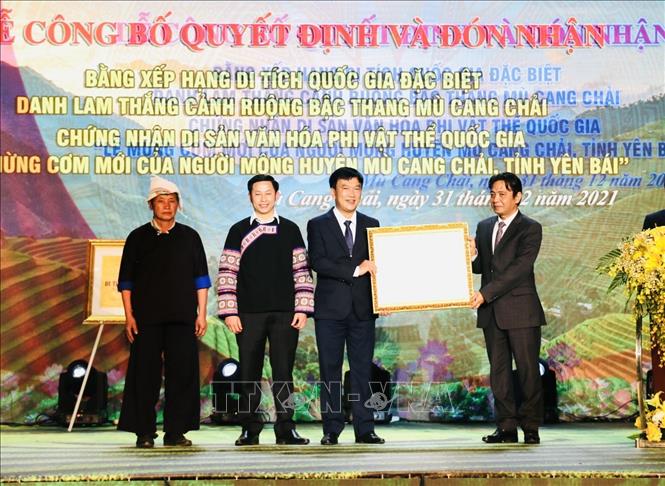 Ông Hoàng Đạo Cương, Thứ trưởng Bộ Văn hóa, Thể thao và Du lịch trao chứng nhận Di sản phi vật thể Quốc gia Lễ mừng cơm mới của người Mông cho huyện Mù Cang Chải. Ảnh: Tuấn Anh