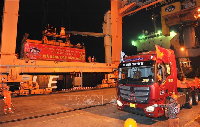 Trong ảnh: Đón mã hàng đầu năm 2022 tại chi nhanh Cảng Tân Vũ. Ảnh: TTXVN