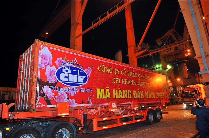 Trong ảnh: Đón mã hàng đầu năm 2022 tại chi nhanh Cảng Tân Vũ. Ảnh: TTXVN