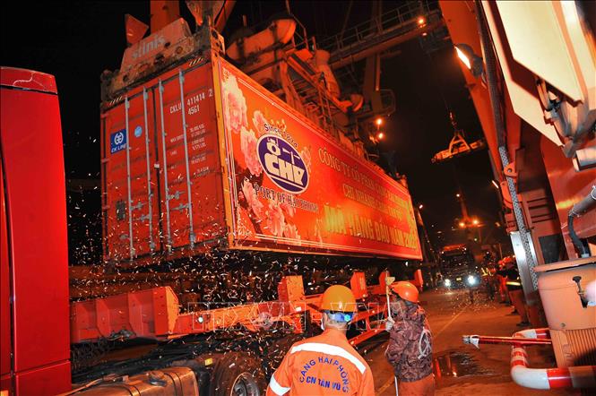 Trong ảnh: Đón mã hàng đầu năm 2022 tại chi nhanh Cảng Tân Vũ. Ảnh: TTXVN