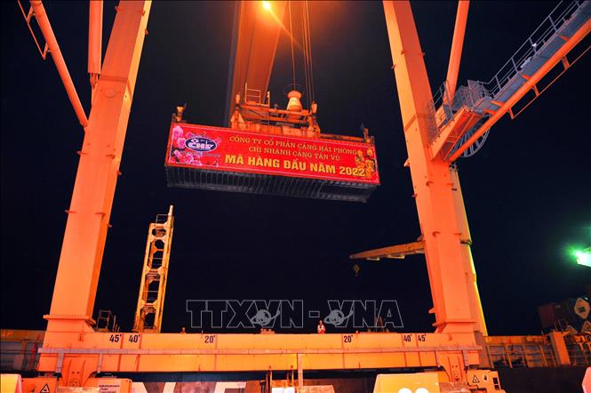 Trong ảnh: Đón mã hàng đầu năm 2022 tại chi nhanh Cảng Tân Vũ. Ảnh: TTXVN