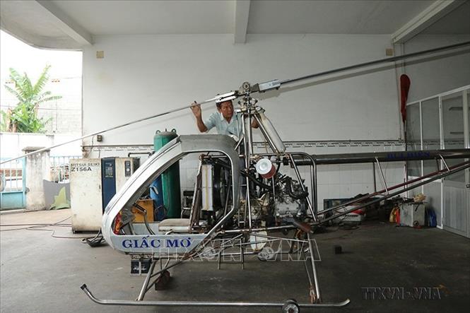 Ông Bùi Hiển, ở phường An Thạnh, thị xã Thuận An (Bình Dương) chế tạo ra chiếc máy bay mang tên “Giấc mơ”, động cơ 171 mã lực. Ảnh: Nguyễn Văn Việt - TTXVN