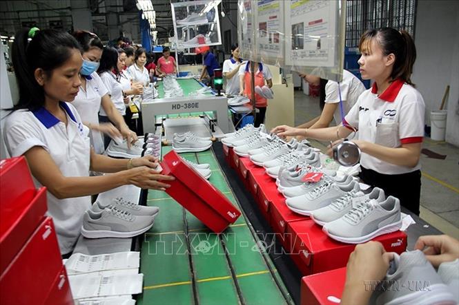 Xuất khẩu giày dép là một trong 24 ngành hàng chủ lực của tỉnh Bình Dương. Trong ảnh: Sản xuất giày da xuất khẩu tại Công ty Sao Việt, KCN Đồng An, tỉnh Bình Dương. Ảnh: Dương Chí Tưởng-TTXVN