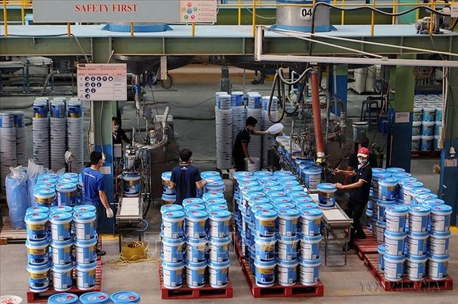 Sản phẩm của Công ty TNHH Sơn TOA Việt Nam (100% vốn của Thái Lan) tại KCN Tân Đông Hiệp A, huyện Dĩ An, tỉnh Bình Dương. Ảnh: An Hiếu - TTXVN