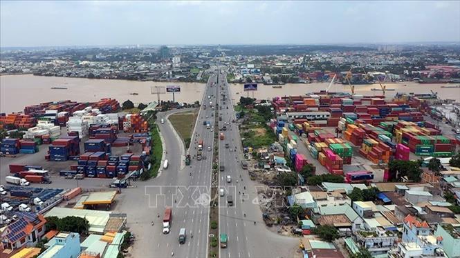 Đường Mỹ Phước - Tân Vạn (Bình Dương) kết nối và thông với cảng tập kết container đoạn qua thành phố Dĩ An và thành phố Hồ Chí Minh. Ảnh: Chí Tưởng - TTXVN