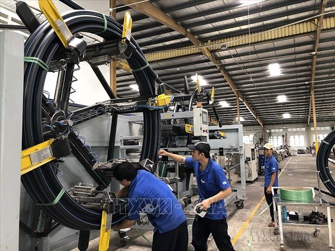 Dây chuyền sản xuất tại Công ty cổ phần nhựa Bình Minh, KCN Sóng Thần 1, thị xã Dĩ An (Bình Dương). Ảnh: Huyền Trang-TTXVN