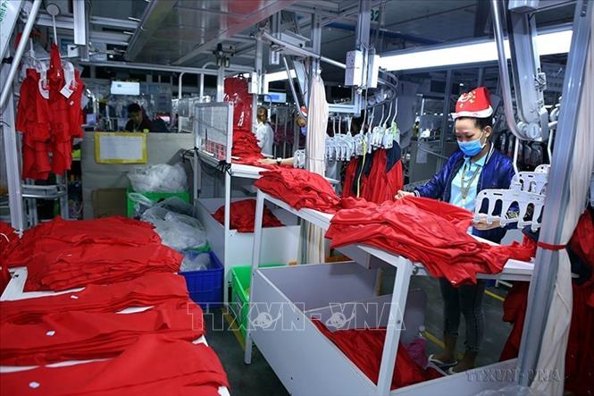 Dây chuyền sản xuất hàng may mặc xuất khẩu tại Công ty TNHH May Accasette Garment, vốn đầu tư của Đài Loan (Trung Quốc), tại KCN Sóng Thần 3, tỉnh Bình Dương. Ảnh: Danh Lam – TTXVN