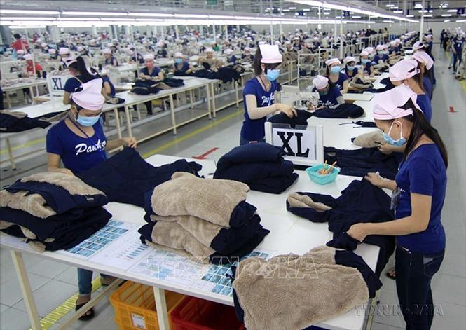 Công ty TNHH PanKo Vina (Khu công nghiệp Mỹ Phước 1, huyện Bến Cát, tỉnh Bình Dương) gia công xuất khẩu quần áo sang thị trường Nhật Bản, Mỹ và Hàn Quốc, tạo việc làm cho 6.500 công nhân. Ảnh: Vũ Sinh - TTXVN