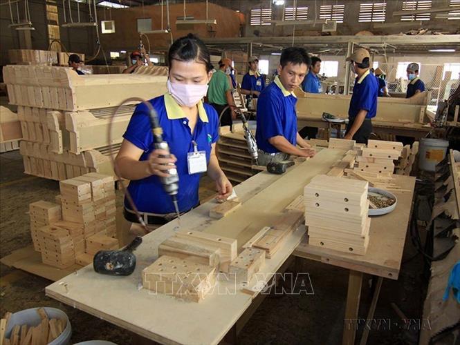Công ty TNHH Mori Shige đầu tư nhà xưởng sản xuất đồ gỗ gia dụng xuất khẩu tại xã An Tây, huyện Bến Cát (Bình Dương), tạo việc làm cho 1.050 công nhân. Ảnh: Vũ Sinh - TTXVN