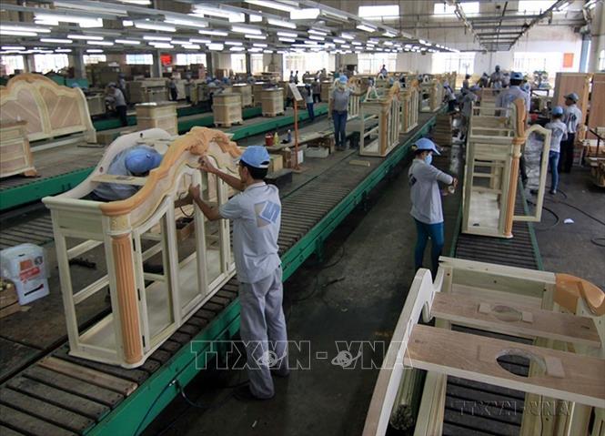 Công ty cổ phần Công nghiệp gỗ Kaiser (KCN Mỹ Phước 1, huyện Bến Cát, tỉnh Bình Dương) sản xuất, xuất khẩu sản phẩm đồ gỗ nội thất gia dụng cao cấp sang thị trường Mỹ. Ảnh: Vũ Sinh – TTXVN
