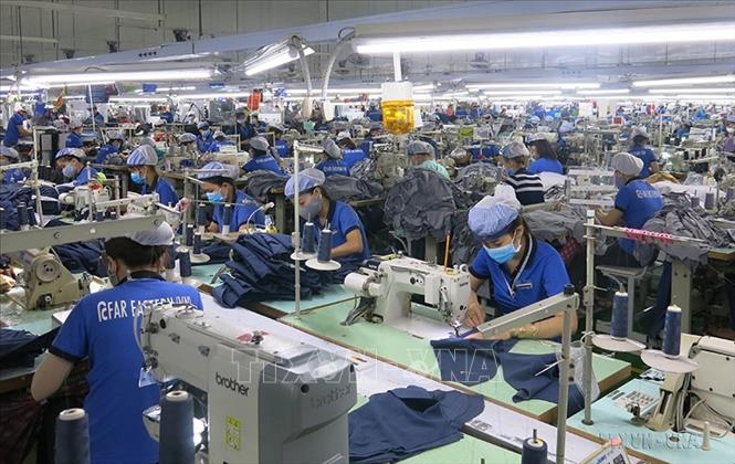 Sản xuất hàng may mặc tại Công ty Far Eastere tại Khu công nghiệp VSIP 1, tỉnh Bình Dương. Ảnh Hải Âu-TTXVN