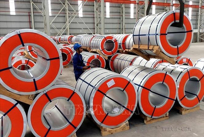 Sản phẩm tôn thành phẩm ở nhà máy sản xuất thép lá mạ, Công ty cổ phần Tôn Đông Á, KCN Đồng An 2, TP. Thủ Dầu Một, tỉnh Bình Dương. Ảnh: Mạnh Linh-TTXVN
