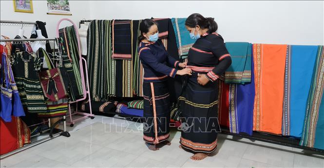 Trong ảnh: Phụ nữ tại một số buôn làng thuộc xã Biển Hồ, thành phố Pleiku (Gia Lai) dệt thổ cẩm và bán cho du khách. Ảnh: Hồng Điệp - TTXVN