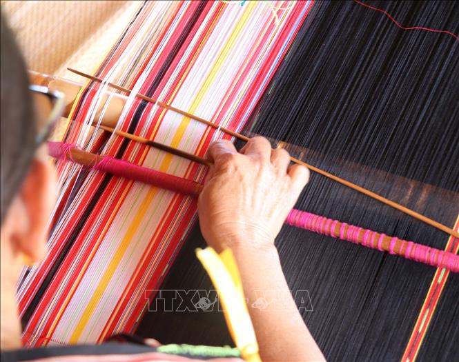 Trong ảnh: Những nét hoa văn tinh xảo của những tấm thổ cẩm của dân tộc Jrai tại Tây Nguyên. Ảnh: Hồng Điệp - TTXVN
