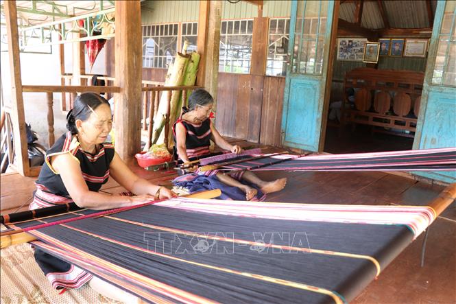 Trong ảnh:  Phụ nữ Tây Nguyên giữ nghề dệt thổ cẩm để bảo tồn văn hóa dân tộc. Ảnh: Hồng Điệp - TTXVN