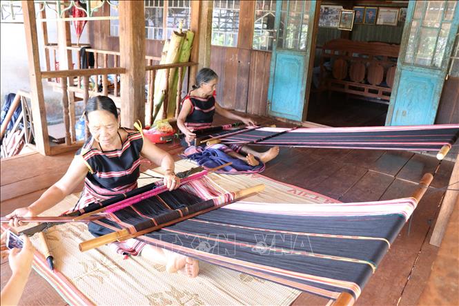 Trong ảnh:  Phụ nữ Tây Nguyên giữ nghề dệt thổ cẩm để bảo tồn văn hóa dân tộc. Ảnh: Hồng Điệp - TTXVN