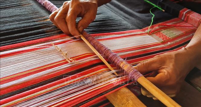 Trong ảnh: Những nét hoa văn tinh xảo của những tấm thổ cẩm của dân tộc Jrai tại Tây Nguyên. Ảnh: Hồng Điệp - TTXVN