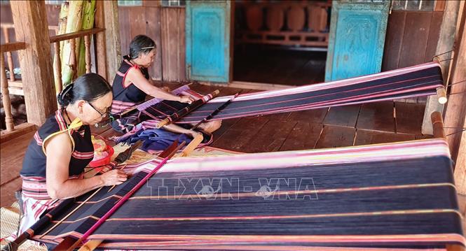 Trong ảnh:  Phụ nữ dân tộc Jrai, làng Kép 2, xã Ia Mơ Nông, huyện Chư Păh (Gia Lai) giữ nghề dệt thổ cẩm để bảo tồn văn hóa dân tộc. Ảnh: Hồng Điệp - TTXVN