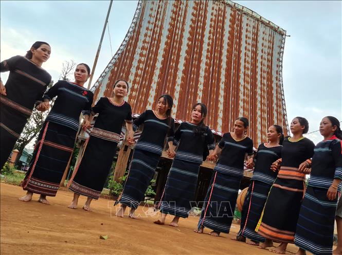 Trong ảnh: Phụ nữ Tây Nguyên vẫn mặc đồ thổ cẩm truyền thống trong các Lễ hội buôn làng. Ảnh: Hồng Điệp - TTXVN