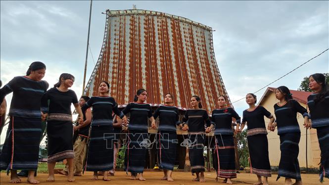 Trong ảnh: Phụ nữ Tây Nguyên vẫn mặc đồ thổ cẩm truyền thống trong các Lễ hội buôn làng. Ảnh: Hồng Điệp - TTXVN