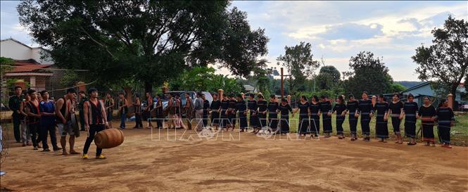 Trong ảnh: Người dân tộc thiểu số tại Tây Nguyên vẫn mặc đồ thổ cẩm truyền thống trong các Lễ hội buôn làng. Ảnh: Hồng Điệp - TTXVN