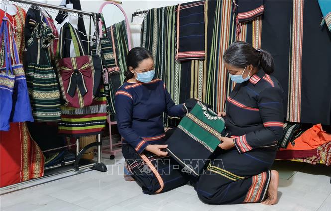 Trong ảnh: Phụ nữ tại một số buôn làng thuộc xã Biển Hồ, thành phố Pleiku (Gia Lai) dệt thổ cẩm và bán cho du khách. Ảnh: Hồng Điệp - TTXVN