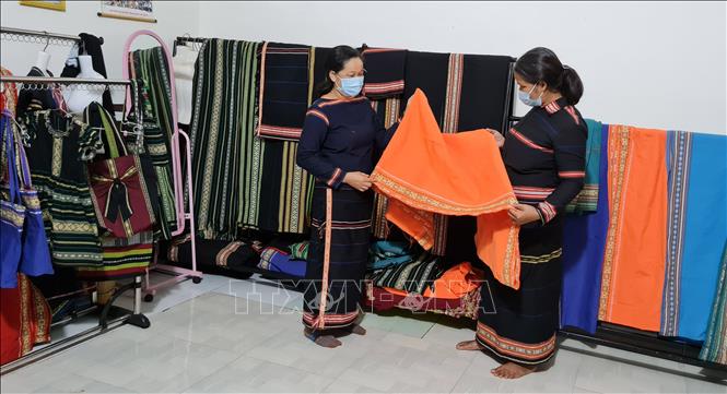 Trong ảnh: Phụ nữ tại một số buôn làng thuộc xã Biển Hồ, thành phố Pleiku (Gia Lai) dệt thổ cẩm và bán cho du khách. Ảnh: Hồng Điệp - TTXVN