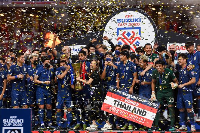Trong ảnh: Phút đăng quang vô địch AFF Suzuki Cup 2020 của đội tuyển Thái Lan sau khi giành chiến thắng trong các lượt trận của giải đấu trước tuyển Indonesia, tại Singapore, ngày 1/1/2022. Ảnh: AFP/TTXVN
