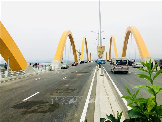 Cầu Tình Yêu có chiều dài 892m, chiều rộng 33,1 m, được thiết kế dạng vòm ống thép nhồi bê tông và là cầu 6 làn xe đầu tiên của Quảng Ninh. Ảnh: Thanh Vân-TTXVN