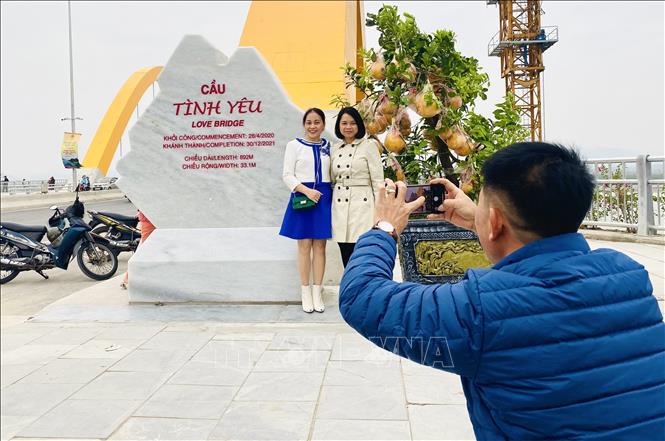 Trong ảnh: Người dân tò mò vì cây cầu vừa hiện đại vừa mang tên rất 