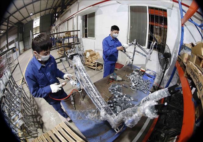 Trong ảnh: Lắp ráp xe đạp tại Công ty Cổ phần Thống Nhất. Ảnh: Trần Việt - TTXVN