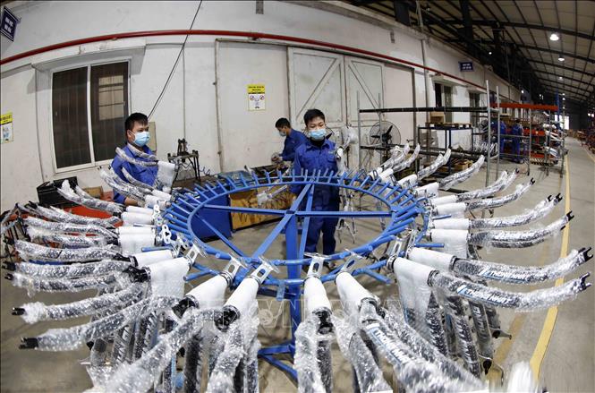 Trong ảnh: Lắp ráp xe đạp tại Công ty Cổ phần Thống Nhất. Ảnh: Trần Việt - TTXVN