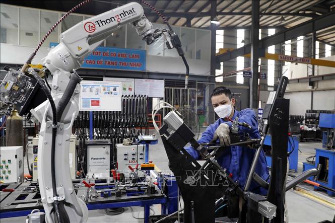 Trong ảnh: Dây chuyền hàn khung tự động tại Công ty Cổ phần Thống Nhất. Ảnh: Trần Việt - TTXVN