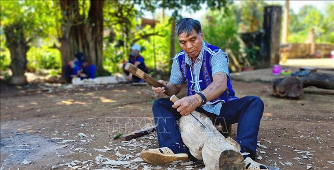 Trong ảnh: Nghệ nhân Ksor Krô (xã Ia Ka, huyện Chư Păh, Gia Lai) là một trong những nghệ nhân có tiếng tại Tây Nguyên về kỹ thuật tạc tượng gỗ dân gian. Ảnh: Hồng Điệp - TTXVN