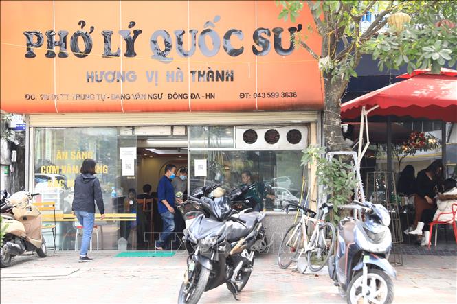 Trong ảnh: Một quán phở trên phố Đặng Văn Ngữ phục vụ khách ngay tại chỗ (ảnh chụp lúc 12h30 ngày 2/1). Ảnh: Hoàng Hiếu - TTXVN
