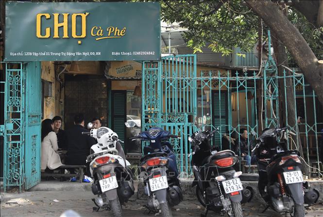 Trong ảnh: Một quán cà phê trên phố Đặng Văn Ngữ phục vụ khách tại chỗ. Ảnh: Hoàng Hiếu - TTXVN