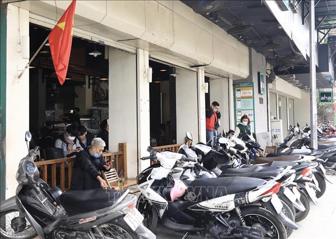 Trong ảnh: Một quán cà phê trên phố Tôn Thất Tùng đã đông khách trở lại từ trưa 2/1. Ảnh: Hoàng Hiếu - TTXVN