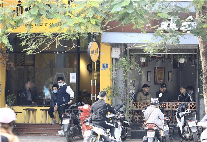 Trong ảnh: Các quán cà phê ven Hồ Đắc Di thu hút nhiều thực khách. Ảnh: Hoàng Hiếu - TTXVN