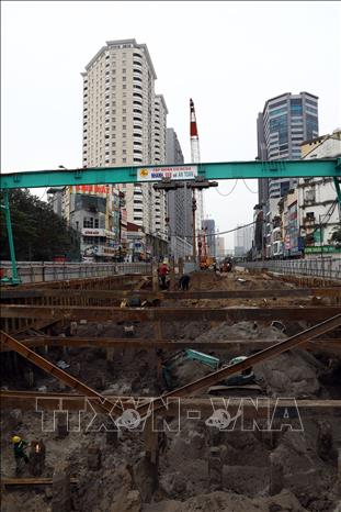 Với địa hành thi công chật hẹp, nhà thầu Cienco 4 dùng giá 