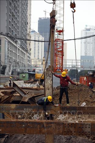 Trong ảnh: Những ngày này trên 100 công nhân thi công xuyên Tết Dương lịch 2022 để đảm bảo tiến độ. Ảnh: Huy Hùng - TTXVN 
