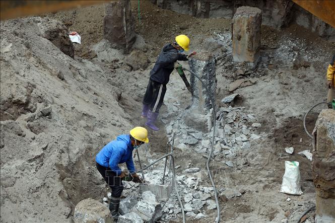Trong ảnh: Công nhân CIENCO 4 thi công liên tục trong các ngày Tết Dương lịch 2022. Ảnh: Huy Hùng - TTXVN
