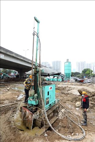 Dự kiến 15/1 sẽ hoàn thành hạng mục cọc đi măng đất, sau đó sẽ tiến hành triển khai đóng cọc ván thép và đào kết cấu hầm kín. Ảnh: Huy Hùng - TTXVN
