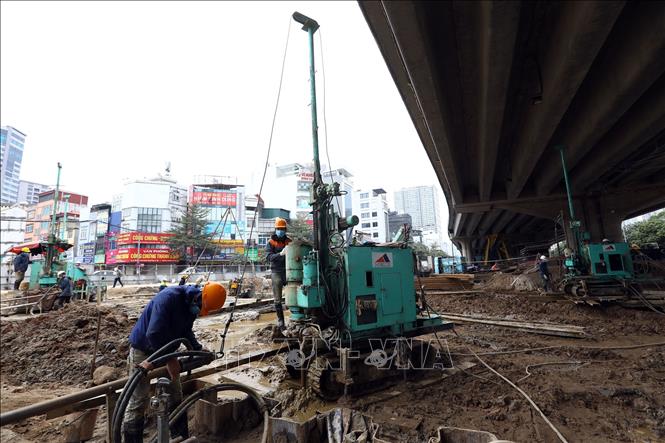 Khu vực hầm kín có chiều dài 22 m phải tiến hành khoan 2100 cọc xi măng đất, đến nay đã khoan được 1317 cọc. Ảnh: Huy Hùng - TTXVN