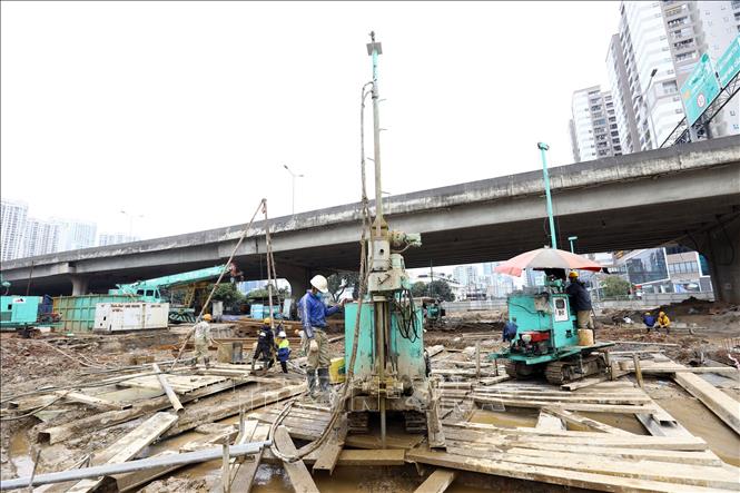 Trong ảnh: Tại khu vực thi công hầm kín đang là khu vực điểm găng của dự án, nhà thầu chia ca để đảm bảo thi công 24/24h. Ảnh: Huy Hùng - TTXVN