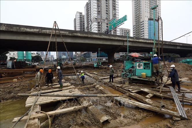 Tại khu vực thi công hầm kín, đang tiến hành gia cố nền cọc xi măng đất, đã hoàn thành được 85 %, dự kiến hoàn thành vào 15/1. Ảnh: Huy Hùng - TTXVN 