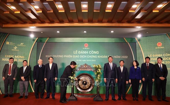 Bộ trưởng Bộ Tài chính Hồ Đức Phớc đánh cồng khai trương phiên giao dịch chứng khoán đầu năm 2022. Ảnh: Phạm Hậu - TTXVN