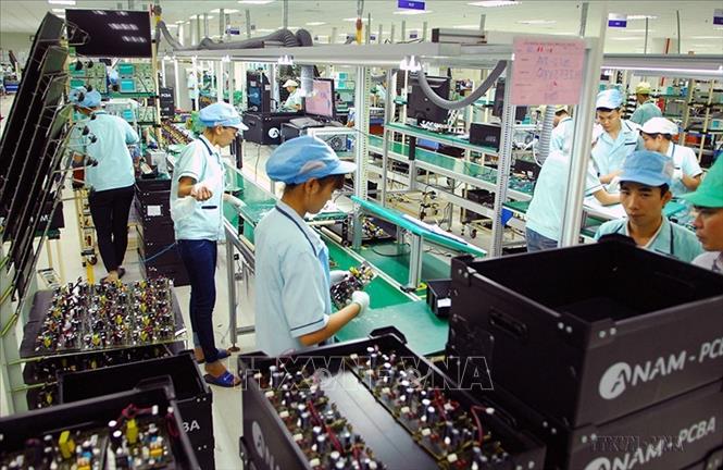 Hiện tại, tỷ trọng công nghiệp, dịch vụ của Hà Nam chiếm 90,8%, trong đó công nghiệp - xây dựng chiếm 66,3%; còn lại chưa đầy 10% là nông nghiệp. Trong ảnh: Dây chuyền sản xuất các sản phẩm điện tử xuất khẩu của Công ty TNHH Anam Electronics Việt Nam (100% vốn đầu tư Hàn Quốc) tại KCN Đồng Văn II (Hà Nam). Ảnh: Danh Lam – TTXVN