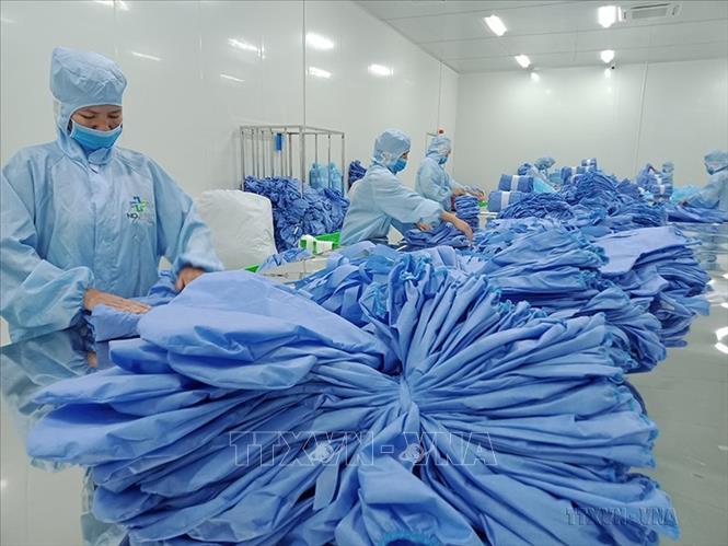 Công ty cổ phần sản xuất dệt may Nam Dương, tỉnh Hà Nam cung cấp gần 1 triệu bộ áo bảo hộ y tế/1 tháng cùng với các loại sản phẩm phục vụ phòng, chống dịch COVID-19 cung cấp cho nhiều bệnh viện lớn và xuất khẩu ra thị trường nước ngoài. Ảnh: Phương Hoa - TTXVN