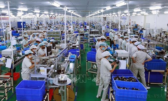 Ngay sau khi dịch COVID-19 tạm lắng, nhiều doanh nghiệp tỉnh Hà Nam bắt đầu ổn định, phục hồi lại sản xuất, kinh doanh. ảnh: Công ty TNHH NMS Việt Nam (vốn đầu tư của Nhật Bản) hiện đã trở lại hoạt động sản xuất bình thường tạo việc làm ổn định cho gần 1000 lao động. Ảnh: Danh Lam-TTXVN
